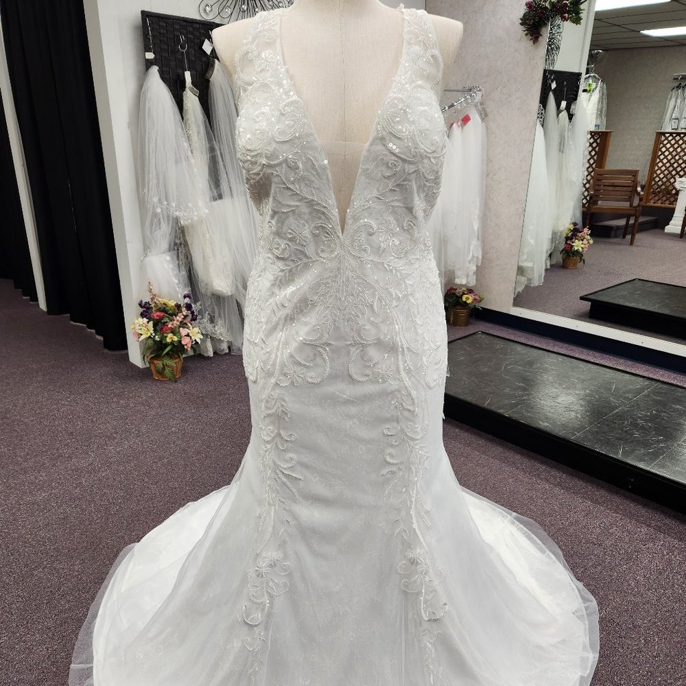 Stella Couture 22501E Size 28 Off White Bridal Gown/Wedding Dress